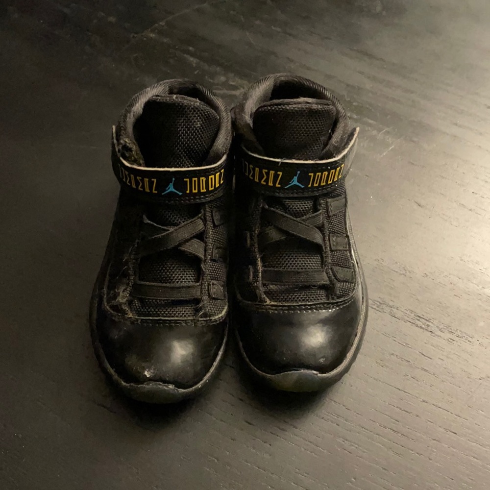 Jordan 11 shoes size 9C